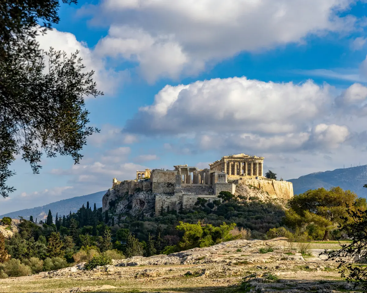 L’Acropole vue depuis les collines de l’ouest, entre les oliviers