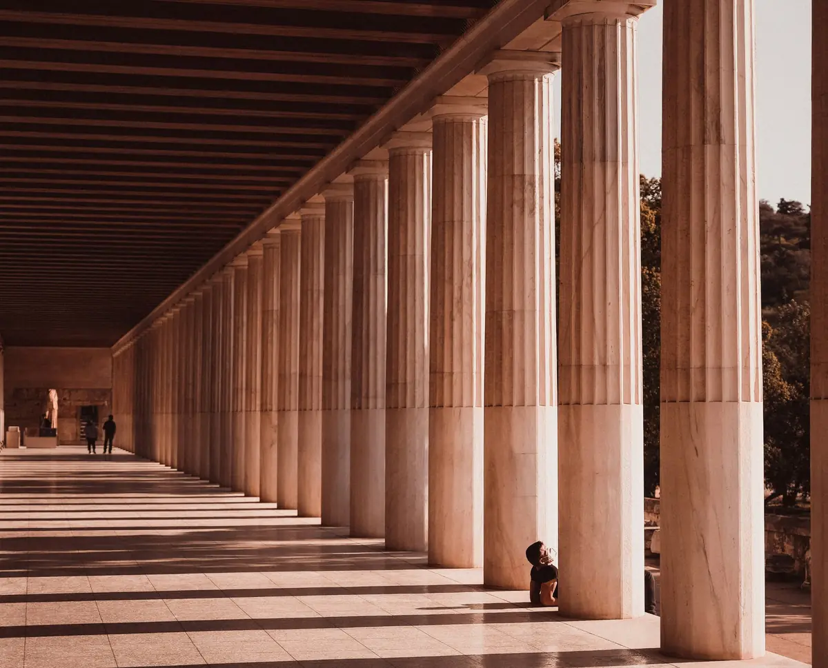 Les colonnes d’un portique de l’Agora dans la lumière du soir